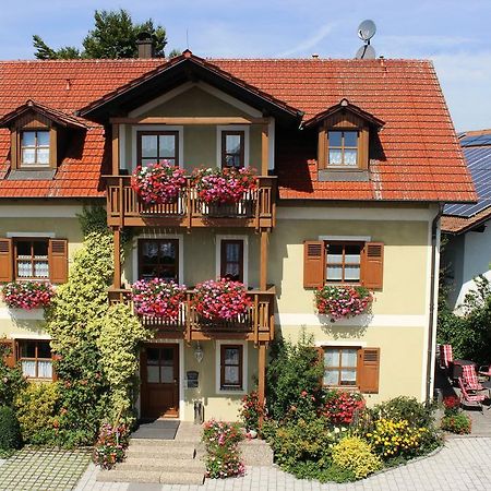 Gaeste-Haus Roesch Wiesent Dış mekan fotoğraf