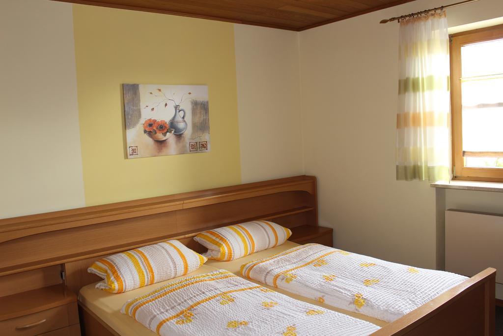 Gaeste-Haus Roesch Wiesent Dış mekan fotoğraf